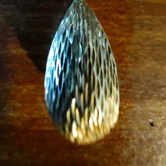 14 k gold Tear drop Diamond cut earrings. These pictures do not do it justice - Picture 1 of 4